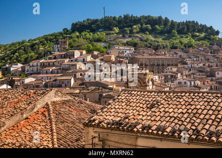 Tetti di case in città sulla collina di Cerchiara di Calabria, Appennino meridionale, il Parco Nazionale del Pollino, Calabria, Italia Foto Stock