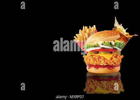 Grande singolo cheeseburger con bicchiere di coca cola e patatine fritte su sfondo nero. Spazio di copia Foto Stock