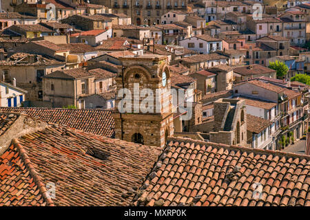 Tetti di case, il campanile, nel comune di Cerchiara di Calabria, Appennino meridionale, il Parco Nazionale del Pollino, Calabria, Italia Foto Stock