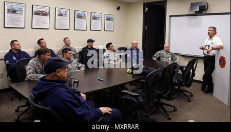 Steven Kinkade, 56th ingegnere civile Squadron assistente capo di fuoco, a condizione che i vigili del fuoco da Luca e Gila piegare i vigili del fuoco con un briefing di sicurezza prima della formazione 7 dicembre, 2016 a Luke Air Force Base, Ariz. Kinkade è andato su cosa aspettarsi nel corso di formazione, dove ogni vigile del fuoco sarebbe assegnato e consigli per la sicurezza. (U.S. Air Force foto di Senior Airman James Hensley) Foto Stock