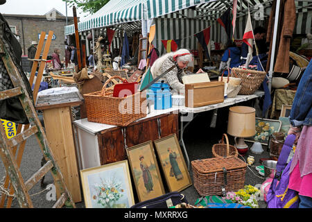 Street bancarelle del mercato duing del fieno Festival 2018 in Hay-on-Wye centro città del Galles, UK KATHY DEWITT Foto Stock
