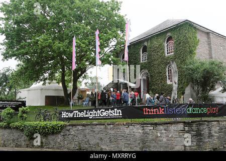 Come la luce entra nel banner al di fuori del luogo durante il Festival di fieno in Hay-on-Wye città HowtheLightGetsIn Fringe Festival 2018 Galles KATHY DEWITT Foto Stock