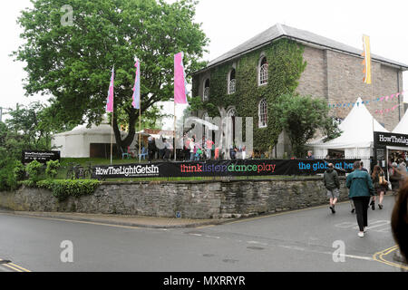 Come la luce entra nel banner al di fuori del luogo durante il Festival di fieno in Hay-on-Wye città HowtheLightGetsIn Fringe Festival 2018 Galles KATHY DEWITT Foto Stock