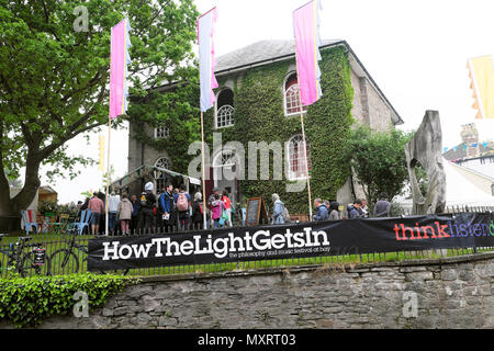 Come la luce entra nel banner al di fuori del luogo durante il Festival di fieno in Hay-on-Wye città HowtheLightGetsIn Fringe Festival 2018 Galles KATHY DEWITT Foto Stock