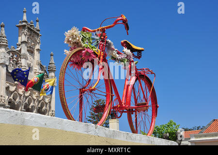 Il vecchio stile di colore rosso brillante bicicletta sul display, Sintra (vicino a Lisbona, Portogallo Foto Stock