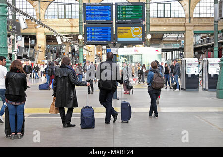 Vista interna dei passeggeri cercando di partenza e di arrivo sulla schermata il concourse alla Gare du Nord di Parigi Francia Europa KATHY DEWITT Foto Stock