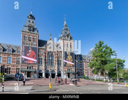 AMSTERDAM, Paesi Bassi - 28 Maggio: (nota del redattore: un filtro polarizzante è stato utilizzato per questa immagine.) Vista generale del Museo Nazionale (in olandese: il Rijksmuseum) dal ponte Museumbrug il 28 maggio 2018 a Amsterdam, Paesi Bassi. Il museo è dedicato alle arti e della storia e presenta annualmente circa 900.000 visitatori. Foto Stock