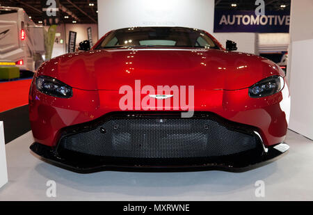 Vista frontale del nuovo ridisegnato Aston Martin Vantage., sul H.R Owen stand del 2018 London Motor Show Foto Stock