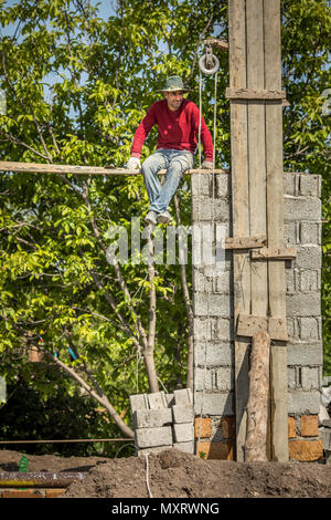 Areni, Armenia, 1 giugno, 2018: armeno uomo in appoggio in corrispondenza di un sito di costruzione Foto Stock