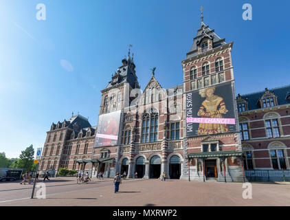 AMSTERDAM, Paesi Bassi - 28 Maggio: (nota del redattore: un filtro polarizzante è stato utilizzato per questa immagine.) Vista generale del Museo Nazionale (in olandese: il Rijksmuseum) dal ponte Museumbrug il 28 maggio 2018 a Amsterdam, Paesi Bassi. Il museo è dedicato alle arti e della storia e presenta annualmente circa 900.000 visitatori. Foto Stock