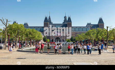 AMSTERDAM, Paesi Bassi - 28 Maggio: Vista generale del Museo Nazionale (in olandese: il Rijksmuseum) dal Museumplein quadrato su 28 Maggio 2018 a Amsterdam, Paesi Bassi. L'"io" di amsterdam segno è una famosa destinazione turistica e spesso fotografato parte della citta'. Foto Stock