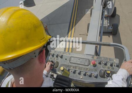 Airman 1. Classe Ryan Hobbs, 380 KC-10 capo equipaggio, abbassa il sollevatore fino a terra dopo il completamento di un I E E o di aspirazione e controllo dello scarico sul motore 2 di un KC-10 aeromobili, Al Dhafra Air Base, Emirati arabi uniti, Maggio 29th, 2018, 29 maggio 2018. Nel corso di una ispezione Hobbs controlli hardware generale, il motore e le pale della ventola per eventuali danni visibili.(STATI UNITI Air National Guard photo by Staff Sgt. Ross A. Whitley). () Foto Stock