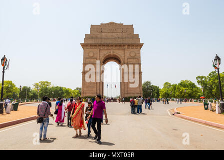 NEW DELHI, India - circa aprile 2017: i turisti in visita a India Gate. India Gate è un memoriale di guerra per i soldati morti durante la Prima Guerra Mondiale. Foto Stock