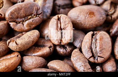 Close up foto di caffè tostato in grani, profondità di campo. Foto Stock