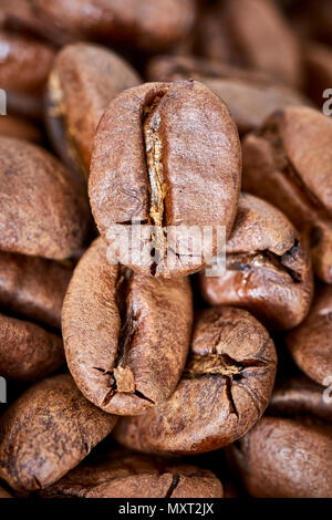Close up foto di caffè tostato in grani, profondità di campo. Foto Stock