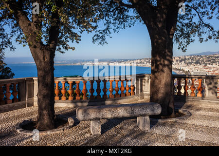 Francia, bella città dal di sopra, punto di vista collina con terrazza in ciottoli con banco di pietra e balaustra classica a Costa Azzurra Foto Stock