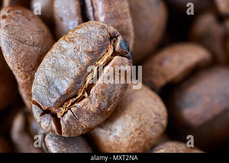 Close up foto di caffè tostato in grani, profondità di campo. Foto Stock