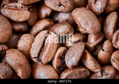Close up foto di caffè tostato in grani, profondità di campo. Foto Stock