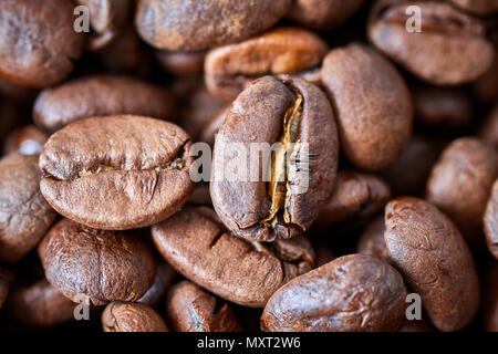 Close up foto di caffè tostato in grani, profondità di campo. Foto Stock
