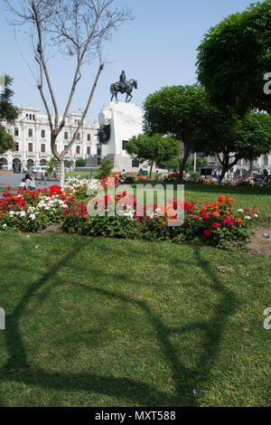 Plaza de San Martín e il monumento a José de San Martín.La città di ...