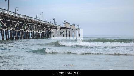 Viaggi a San Clemente Beach, California su una mattinata nebbiosa e guardare Orange County wake up su questa spiaggia iconica destinazione Foto Stock