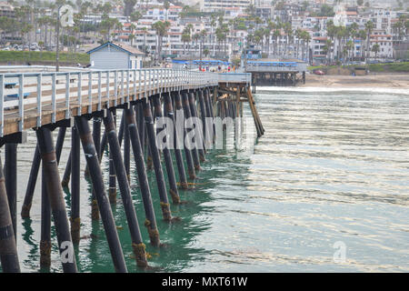 Viaggi a San Clemente Beach, California su una mattinata nebbiosa e guardare Orange County wake up su questa spiaggia iconica destinazione Foto Stock