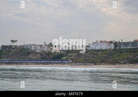 Viaggi a San Clemente Beach, California su una mattinata nebbiosa e guardare Orange County wake up su questa spiaggia iconica destinazione Foto Stock