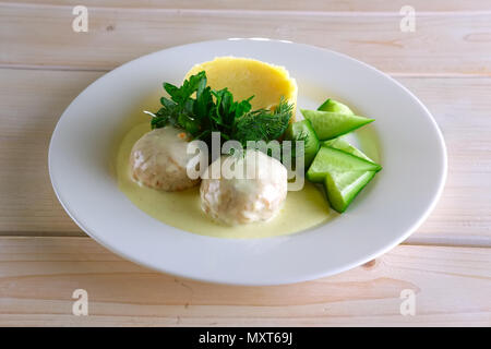 Le polpette di carne con salsa cremosa e purea di patate Foto Stock