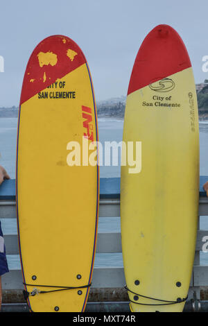 San Clemente Beach destinazione - bagnini pronti per nuotatori e surfisti, ottenere pronto per navigare su Orange County in California onde Foto Stock