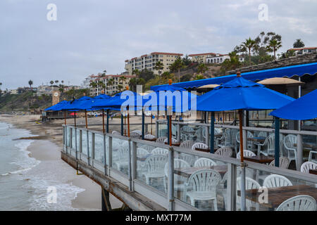 Viaggi a San Clemente Beach, California su una mattinata nebbiosa e guardare Orange County wake up su questa spiaggia iconica destinazione Foto Stock