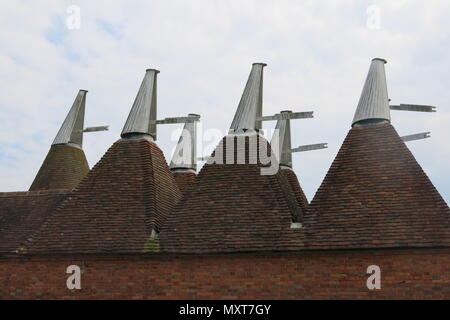 Una vista sul tetto della casa Oast camini, una familiarità Kent includono presso il castello di Sissinghurst Gardens, il National Trust Foto Stock