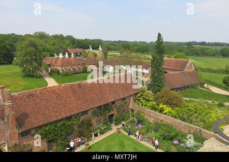 La vista dalla cima della torre presso il castello di Sissinghurst giardino, la proprietà del National Trust che è stata la casa di Vita Sackville-West e suo marito Foto Stock