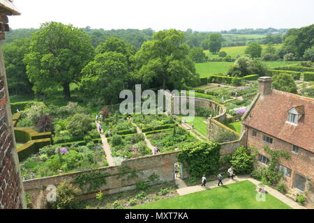 La vista dalla cima della torre presso il castello di Sissinghurst giardino, la proprietà del National Trust che è stata la casa di Vita Sackville-West e suo marito Foto Stock