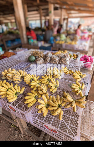 Le banane in vendita nel mercato, Boualapha, Laos Foto Stock