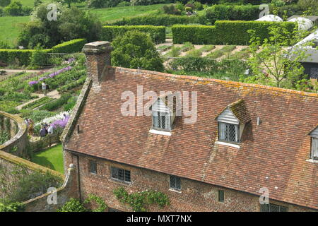 La vista dalla cima della torre presso il castello di Sissinghurst giardino, la proprietà del National Trust che è stata la casa di Vita Sackville-West e suo marito Foto Stock