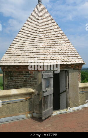 Vista della porta in una torretta in cima alla torre presso il castello di Sissinghurst, la proprietà del National Trust nel Kent, casa di Vita Sackville-West Foto Stock