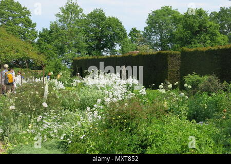 Una vista del giardino Bianco presso il castello di Sissinghurst, la casa di plantswoman e autore Vita Sackville-West Foto Stock