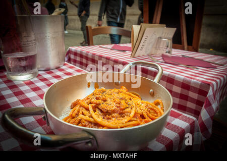 Delizioso piatto di pasta all'Amatriciana in Trastevere, Roma, Italia Foto Stock