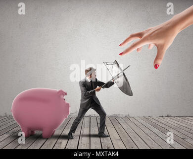 Business man protegge il capitale finanziario dall'ufficio delle imposte di combattimenti con spada e scudo. Il rendering 3D Foto Stock