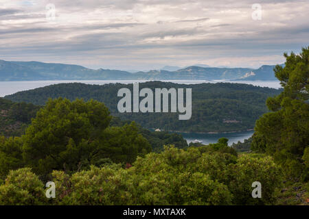 Vista verso la penisola di Peljesac da Veliki Gradac, Parco Nazionale di Mljet, Otok Mljet, Croazia Foto Stock