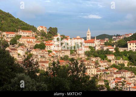 La città di Lastovo nel suo anfiteatro naturale della Contea di Dubrovnik-Neretva, Croazia Foto Stock