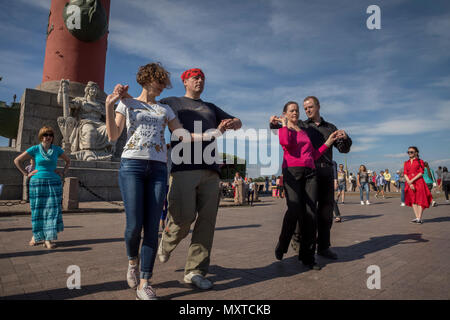 I residenti locali imparare a ballare su Birzhevaya Ploschad (Exchange Square) nel centro di San Pietroburgo, Russia Foto Stock