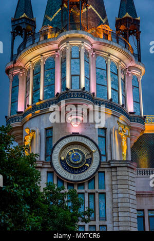 Batumi, Georgia - 25 agosto 2017: Orologio Astronomico Torre, sulla facciata restaurata della ex Banca Nazionale di costruzione in Europa park Foto Stock