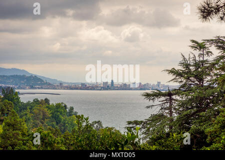 Vista di Batumi skyline dalla distanza giardino botanico, Georgia Foto Stock