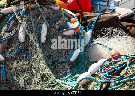 Mare reti da pesca essiccazione su una barca a Filey bay Inghilterra REGNO UNITO Foto Stock