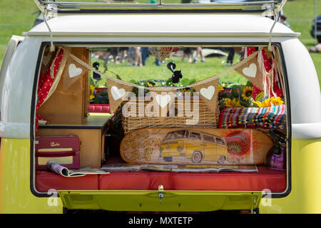 VW Volkswagen camper van posteriormente in corrispondenza di una VW mostra. Stoner Park, Oxfordshire, Inghilterra Foto Stock