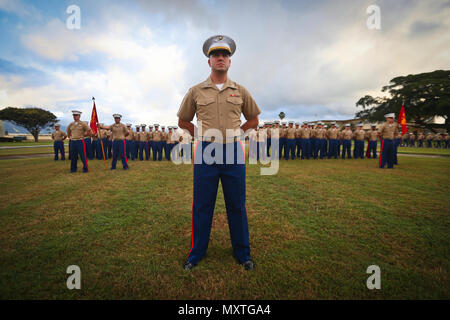 Stati Uniti Marines assegnati alla sede battaglione, MCB Hawaii, stand in formazione durante il Kaneohe Klipper cerimonia commemorativa a bordo MCB Hawaii, 7 dicembre, 2016. La cerimonia commemorativa è stata condotta in congiunzione con una mattina colori cerimonia per commemorare i 18 elementi di servizio e due civili i contraenti che sono stati uccisi a bordo quindi Naval Air Station Kaneohe Bay 75 anni fa. NAS Kaneohe Bay è stato il primo di una serie di Stati Uniti Installazioni militari sull'isola di Oahu per essere attaccato dalla flotta imperiale giapponese. (U.S. Marine Corps foto di Cpl. Aaron S. Patterson/rilasciato) Foto Stock