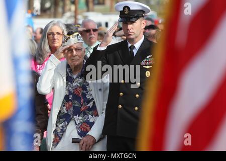 161207-N-HW977-387 NORCO, California (Dec. n. 7, 2016) Pearl Harbor superstite Giovanni Busma, età 99, sinistro e Senior Chief Petty Officer Kirby Lee, il comando master chief di Naval Weapons Station Seal Beach (NWSSB), salutate durante la decima edizione di Pearl Harbour ricordo evento al distacco NWSSB Norco. Tenuto vicino alla storica Lake Norconian Conference Centre, l'evento segna il settantacinquesimo anniversario dell'attacco giapponese di Pearl Harbor e 75 anni di presenza della Marina Militare in Riverside County, prima come un ospedale navale di servire i feriti da Pearl Harbor e attualmente come home della marina di valutazione indipendente Foto Stock