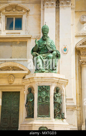 La statua di Papa Sisto V., della Basilica della Santa Casa di Loreto, luogo di pellegrinaggio, in provincia di Ancona, Italia Foto Stock