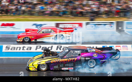 Pro Mod drag racing a Santa Pod. Bruno Bader Chevrolet Corvette nearside V Jean Dulamon Chevrolet Camaro lato lontano. Foto Stock